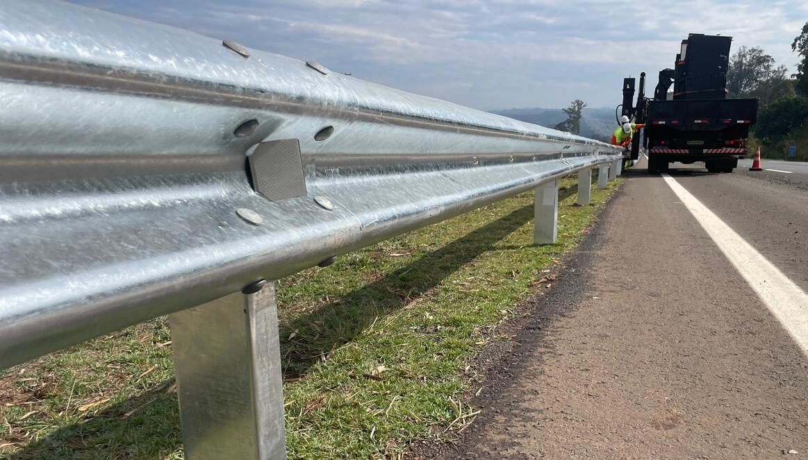 armco_Defensa Metálica H1AW4: Resistência e Controle em Situações de Impacto